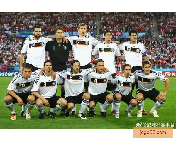 体育画报评德国队史最佳阵容贝肯鲍尔轰炸机领衔克洛泽拉姆坐镇中轴